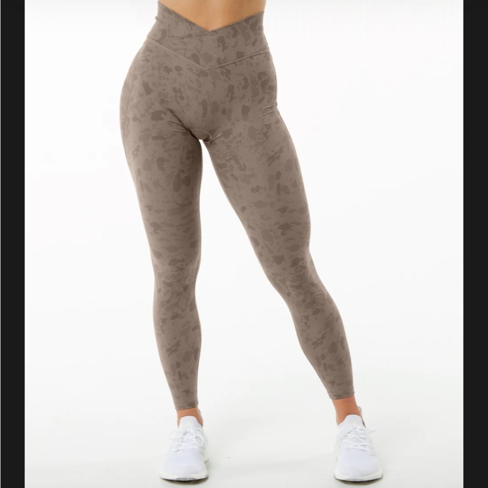 Alphalete Surface Power Leggings 27” size medium, worn once!!